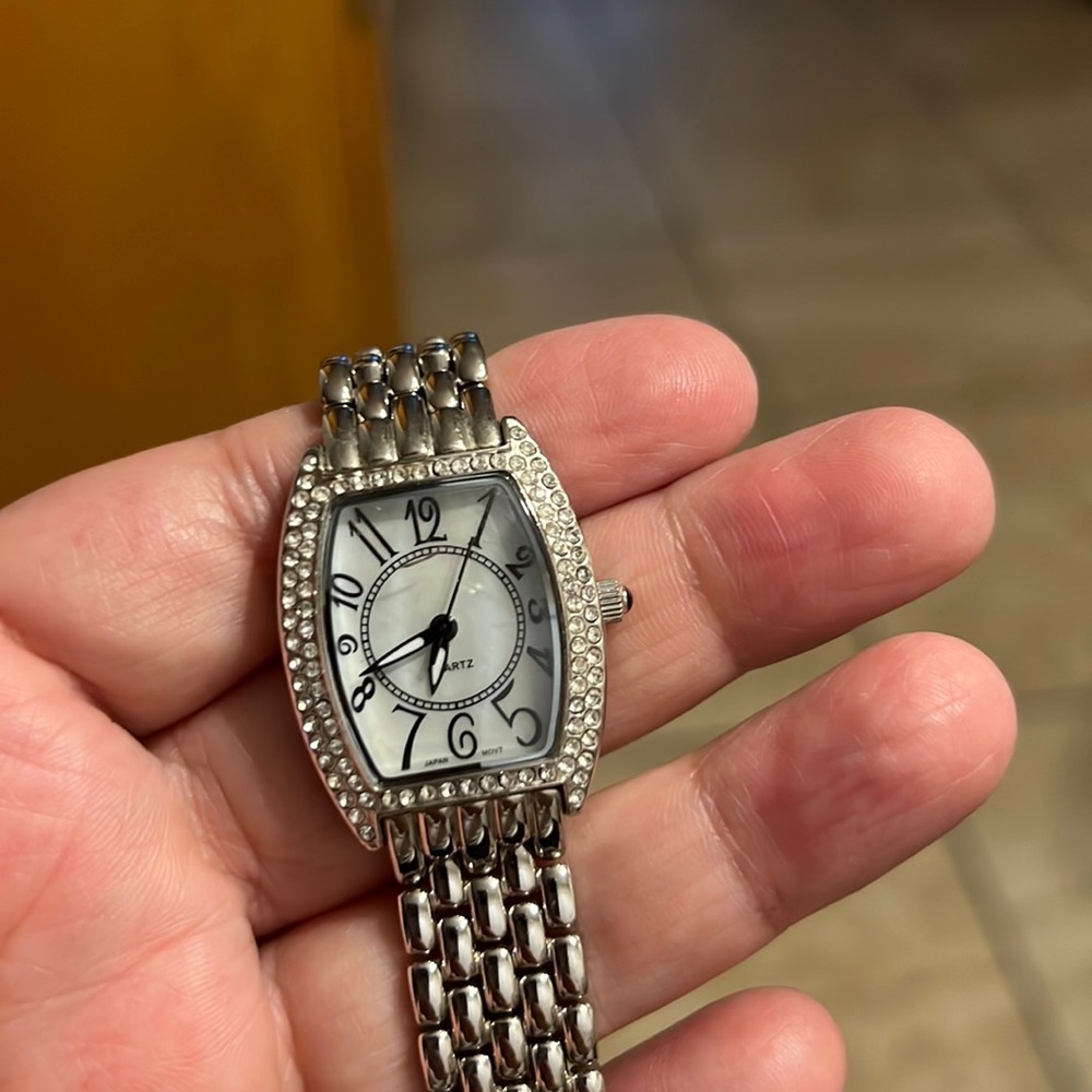 Quartz Watch With Shell Background. - image 1